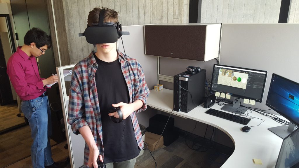 Prototype testing a VR experience in the GCIEL workspace.